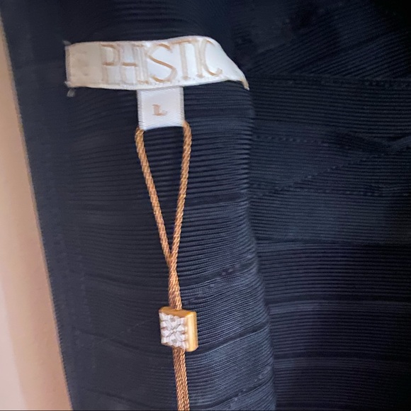 Black form fitting dress - Picture 4 of 4